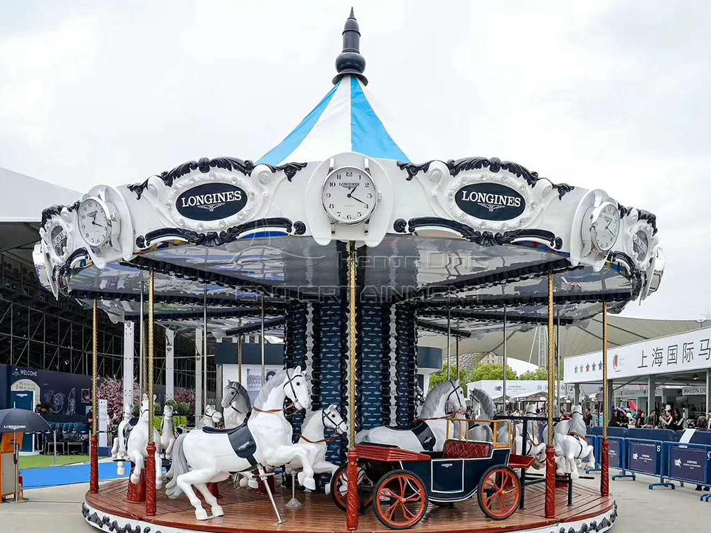 El carrusel de temática británica en parque