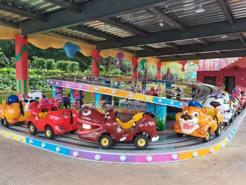 Atracción de coches giratorios para niños